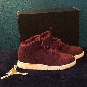 Air Jordan 1mid Burgundy
